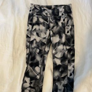 Lululemon patterned leggings crop